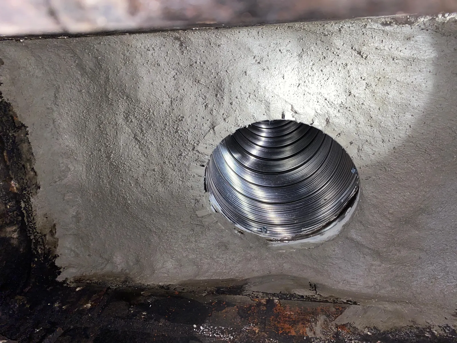 Liner opening at the top of a chimney
